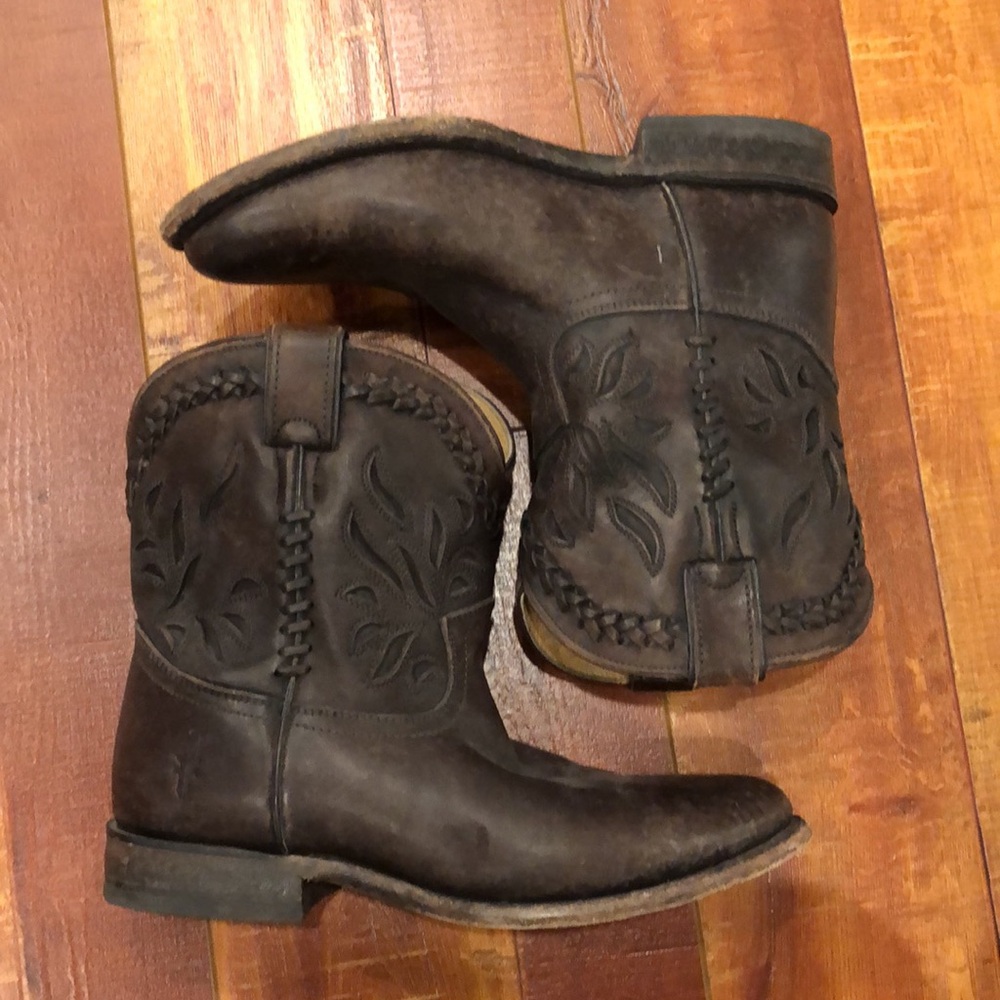 Frye, Short Cowboy Boots in Dark Brown Size 7